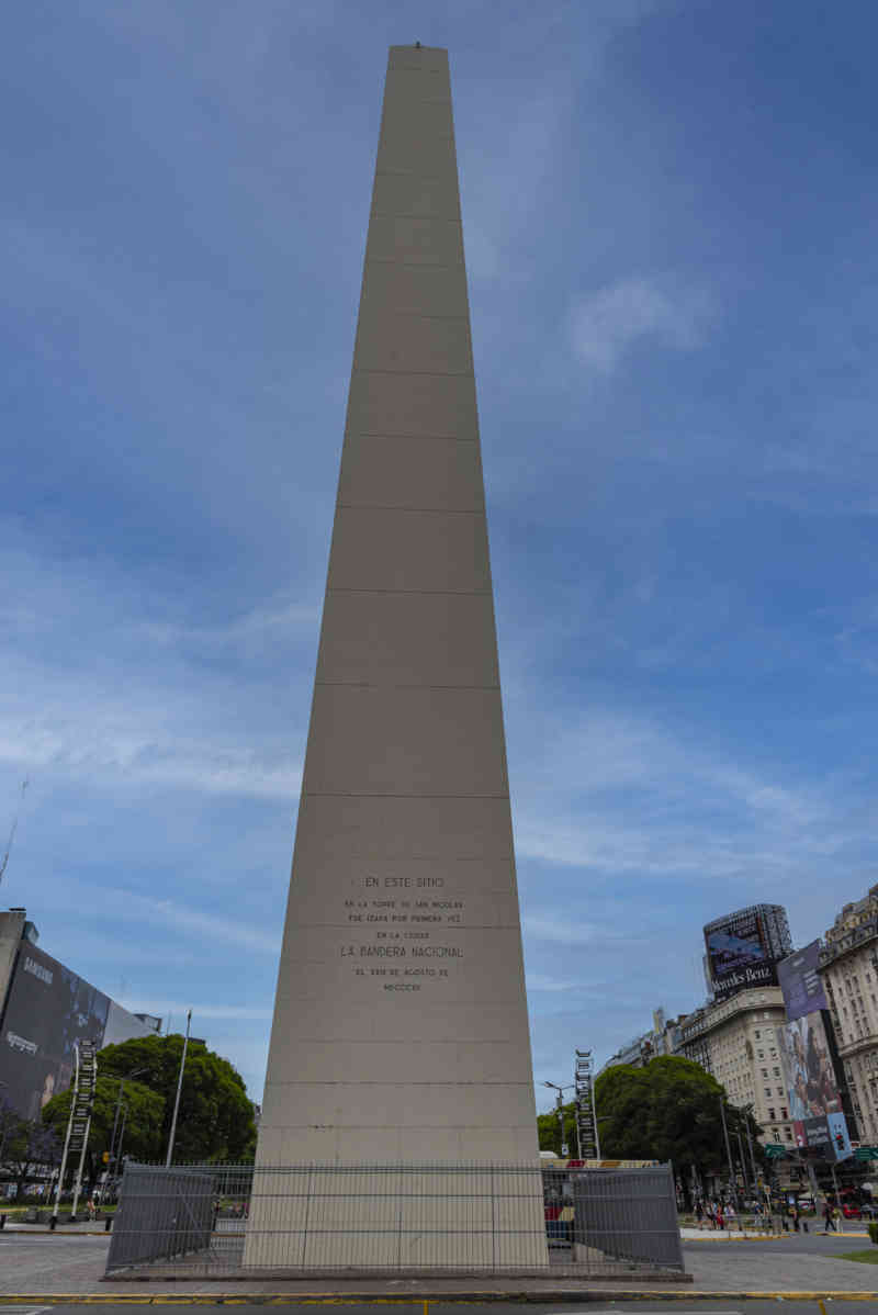 Argentina - Buenos Aires 028 - San Nicolás - Avenida 9 de Julio y plaza de la República - Obelisco.jpg